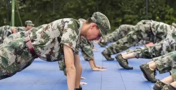 军人俯卧撑训练视频